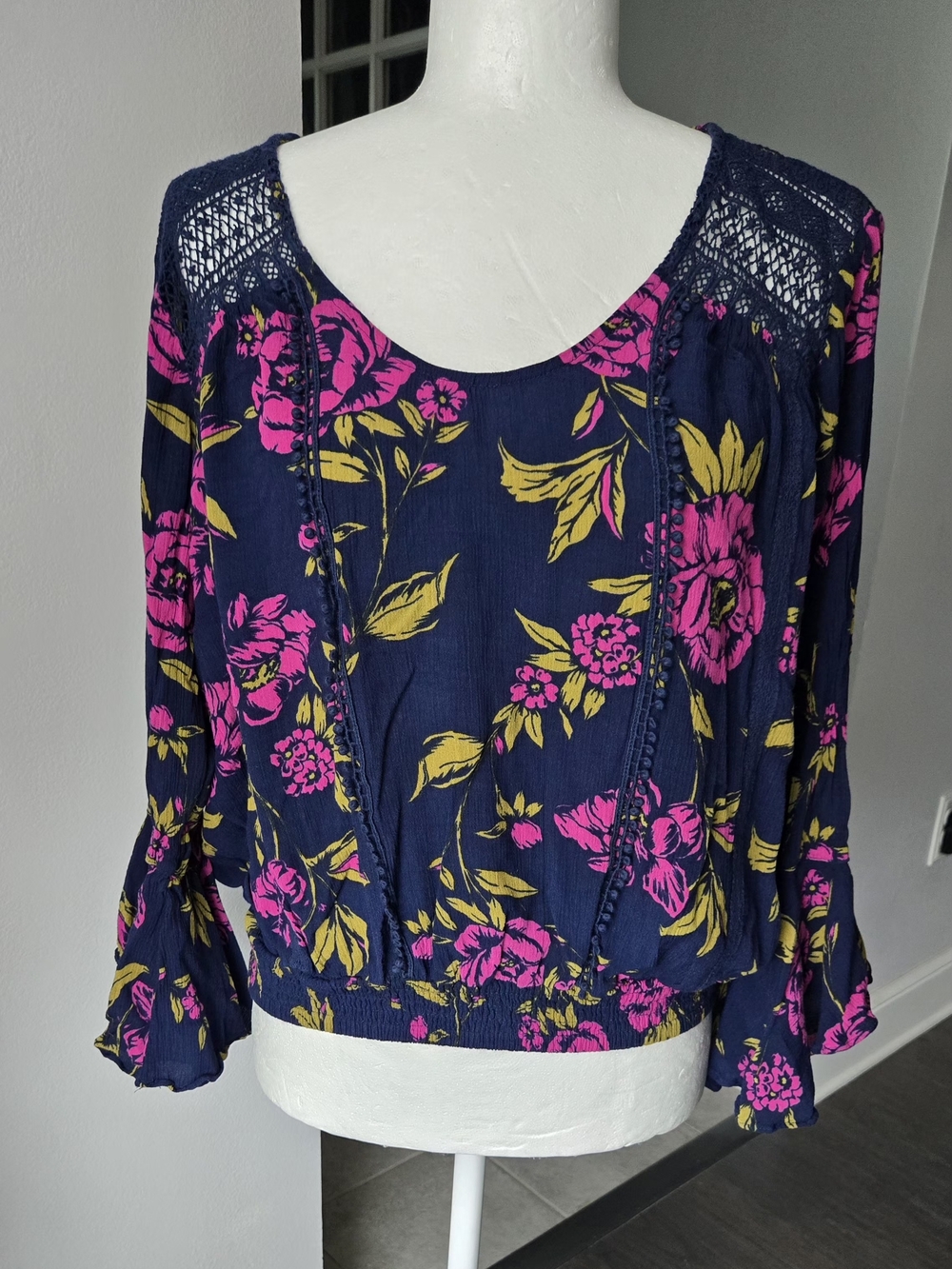Express Navy Pink Floral Boho Peasant Blouse Lace Trim Bell Sleeve Smocked Large